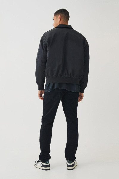 Чорний бомбер із атласним коміром