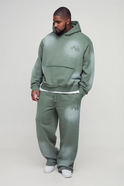 Крім того, великий спортивний костюм із капюшоном і капюшоном із розмитим одягом і аплікаціями