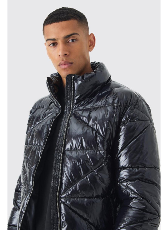 Чорна стьобана вінілова пуховка з воронкою